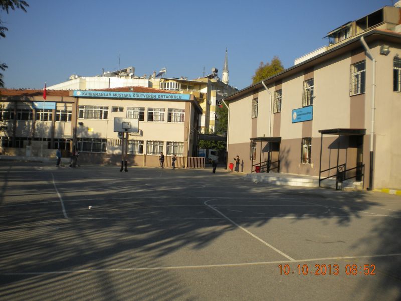Konak Kahramanlar Mustafa Öğütveren Ortaokulu 