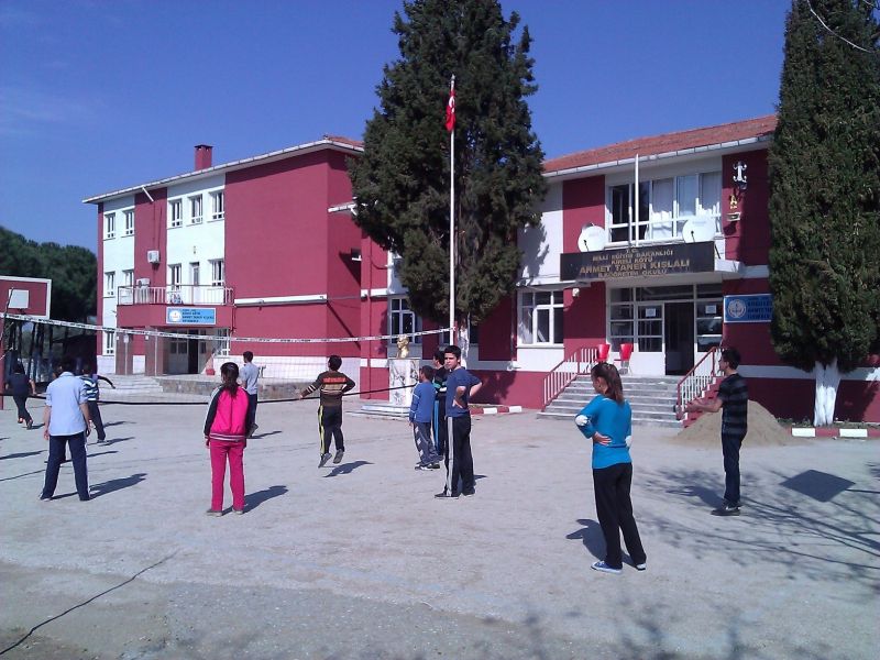 Kireli Ahmet Taner Kışlalı Ortaokulu 