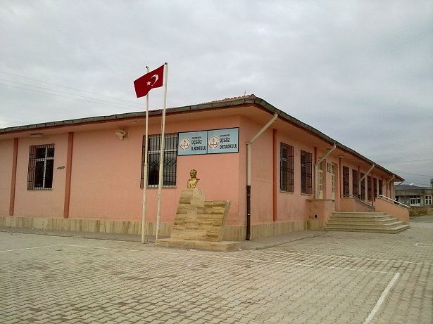 Üçgöz Ortaokulu 