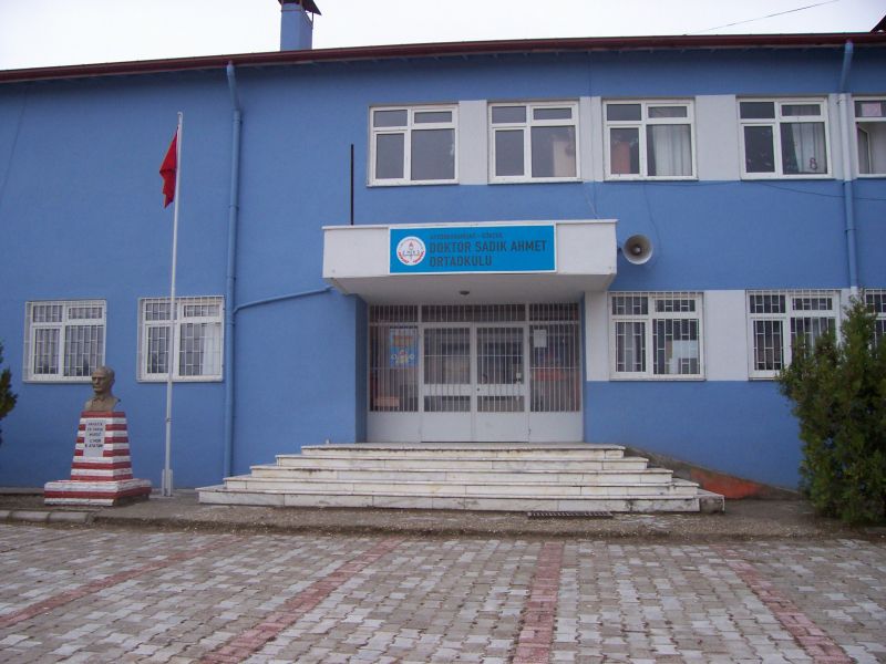 Gökçek Doktor Sadık Ahmet Ortaokulu 