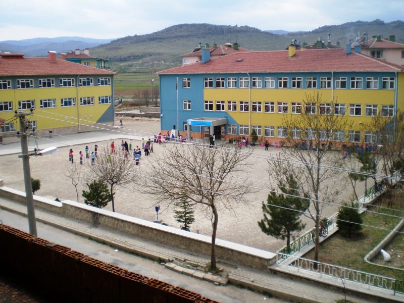 Yüksel Varlı Ortaokulu 