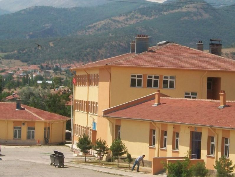 İshaklı Ortaokulu 