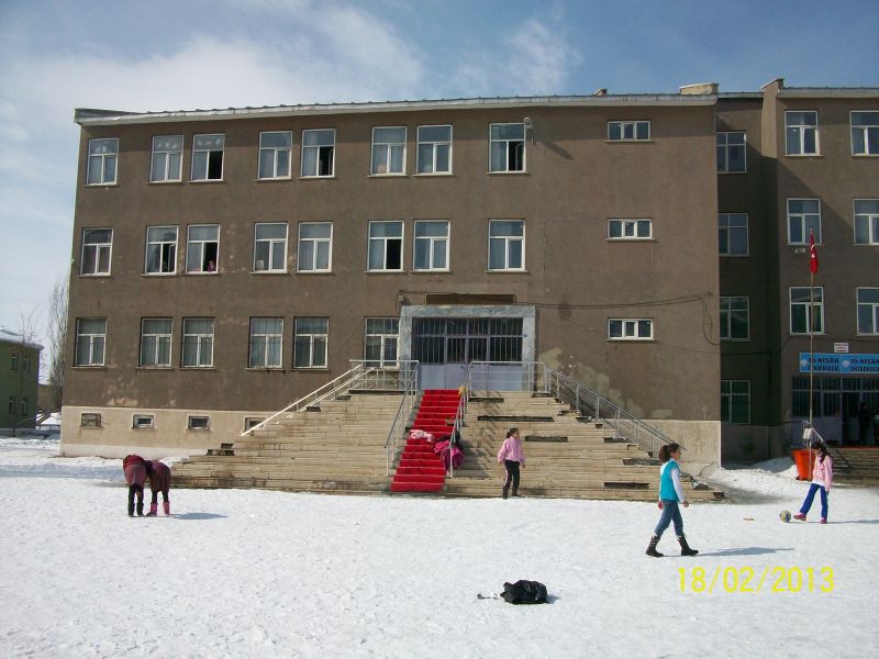 15 Nisan İlkokulu 
