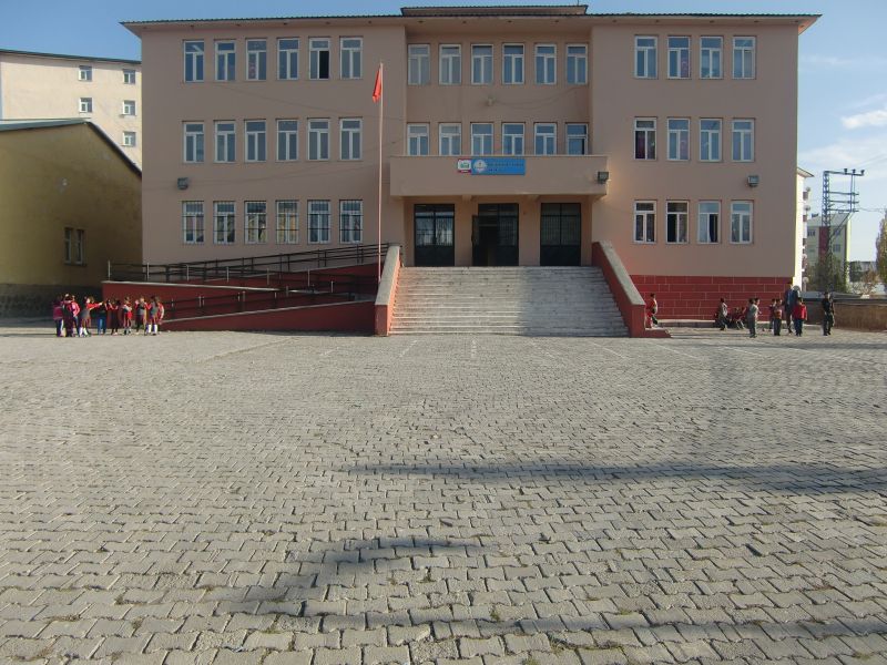 Şehit Hikmet Koman İlkokulu 
