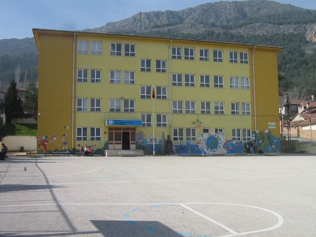 Vali Hüseyin Poroy İlkokulu 