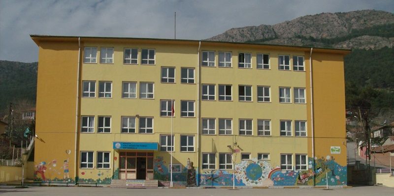 Vali Hüseyin Poroy Ortaokulu 