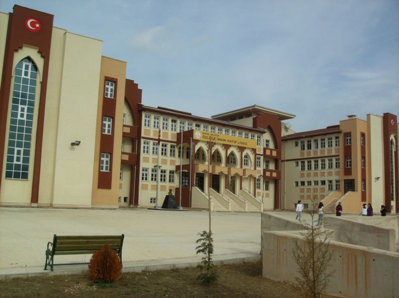 Özlüce Nurettin Topçu Anadolu İmam Hatip Lisesi 