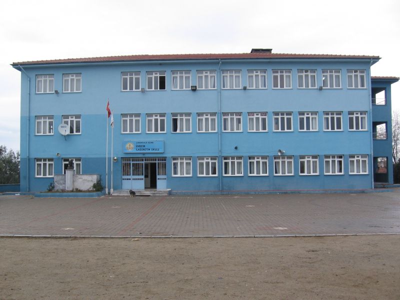 Üvecik İlkokulu 