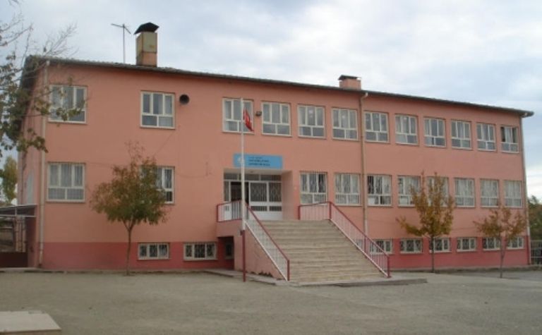 Gazi Kamil Ayhan Ortaokulu 