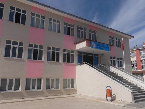 Gürsel Ve Nezahat Çeçen Ortaokulu 