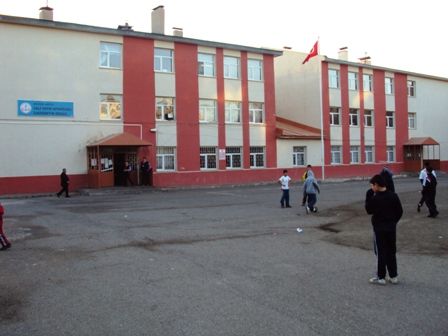 Vali Vefik Kitapçıgil İlkokulu 