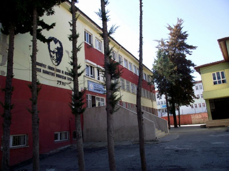 Vali Utku Acun Ortaokulu 