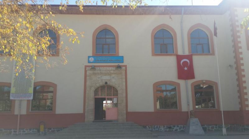 Şarkikaraağaç İnönü İlkokulu 
