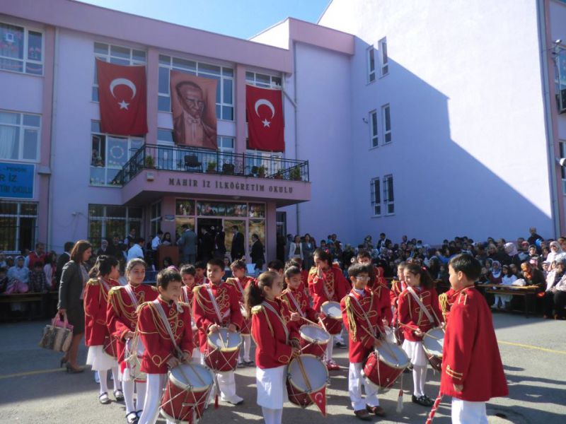 Mahir İz Ortaokulu 