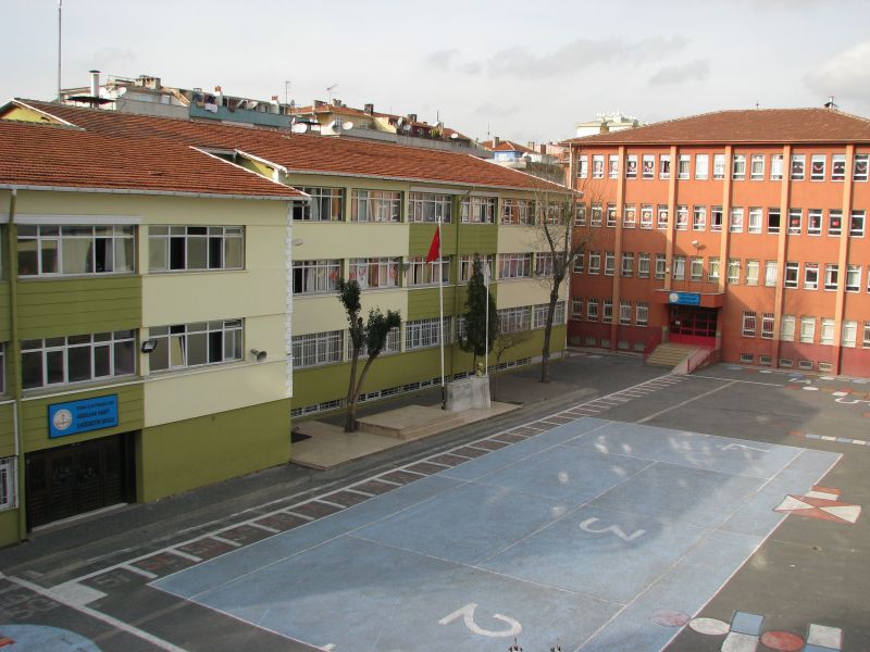 Abdülhak Hamit Ortaokulu 